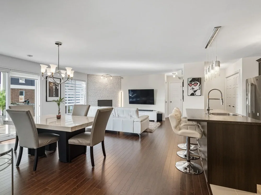 Wohnzimmer; tageslicht, moderner stil, holzboden