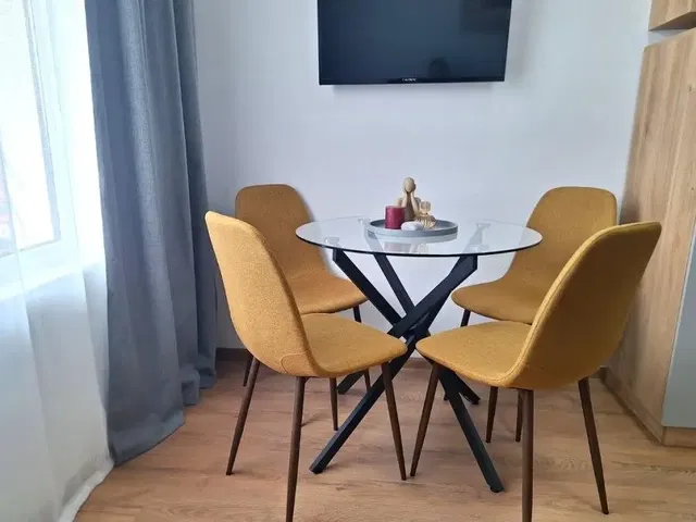 Oturma odası; modern stil, ahşap zemin, doğal ışık