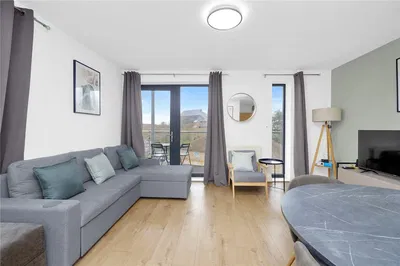 Oturma odası; manzara, doğal ışık, modern stil, ahşap zemin