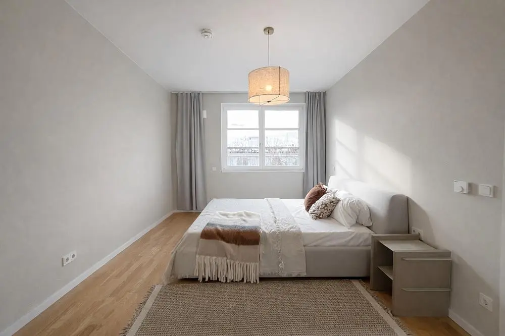 Yatak odası; doğal ışık, ahşap zemin, modern stil