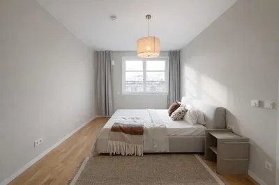 Yatak odası; doğal ışık, ahşap zemin, modern stil