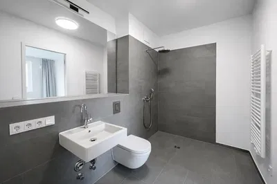 Banyo; fayans zemin, doğal ışık, tadilatlı