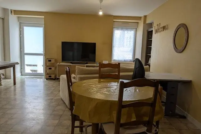 Дневна соба; плочице, природно светло