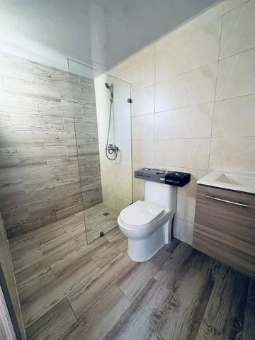 Salle de bain; carrelage, rénové, lumière naturelle