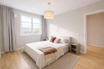 Yatak odası; doğal ışık, ahşap zemin, modern stil