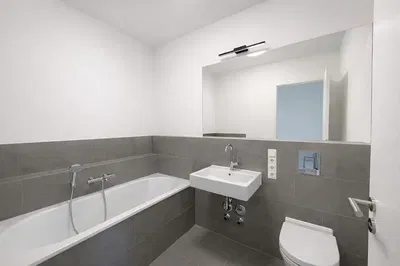Banyo; fayans zemin, doğal ışık, tadilatlı