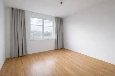 Yatak odası; manzara, ahşap zemin, doğal ışık