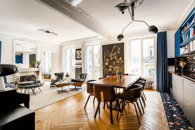 Salon; parquet, cheminée, lumière naturelle, style moderne