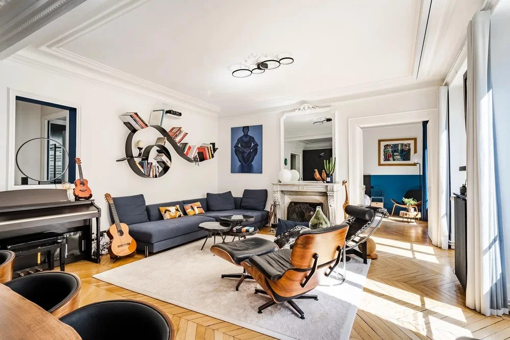 Oturma odası; doğal ışık, modern stil, ahşap zemin, şömine