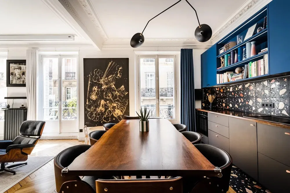 Yemek odası; manzara, ahşap zemin, doğal ışık, modern stil