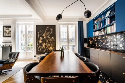 Yemek odası; manzara, ahşap zemin, doğal ışık, modern stil