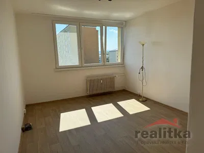 Slaapkamer; uitzicht, houten vloer, natuurlijk licht