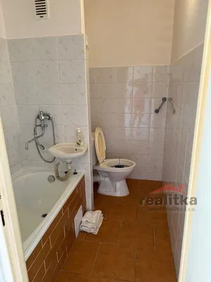 Toilet; tegelvloer, renovatie nodig