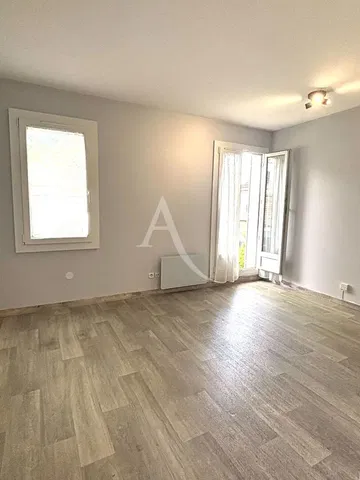 Salon; lumière naturelle, parquet, rénové