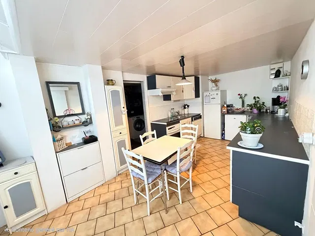 Cuisine; carrelage, lumière naturelle, style moderne