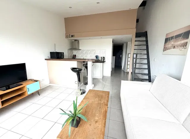 Woonkamer; tegelvloer, natuurlijk licht