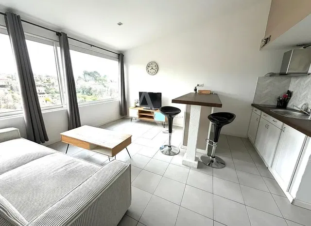 Woonkamer; uitzicht, tegelvloer, natuurlijk licht