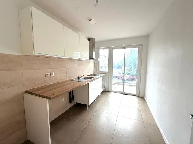 Kuchnia; sprzęt kuchenny, podłoga z płytek, światło dzienne, styl nowoczesny