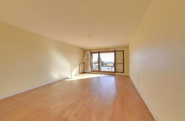 Salon; vue, parquet, lumière naturelle