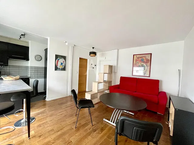 Salon; parquet, style moderne, lumière naturelle