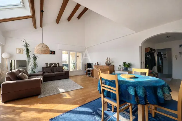 Salon; lumière naturelle, poutres en bois, style moderne