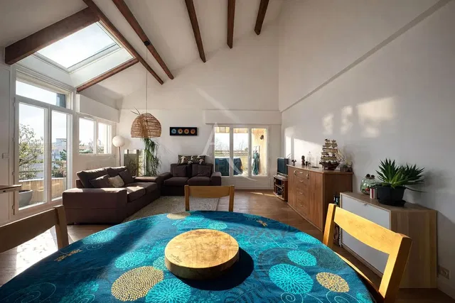 Salon; lumière naturelle, poutres en bois, hauteur sous plafond