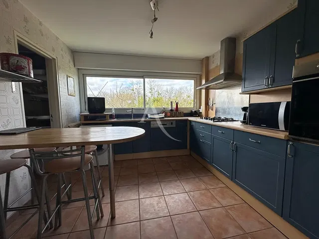 Keuken; keukenapparatuur, tegelvloer, uitzicht, natuurlijk licht