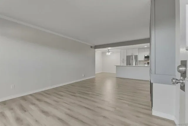 غرفة معيشة; ضوء طبيعي, أرضية خشبية, مجدد