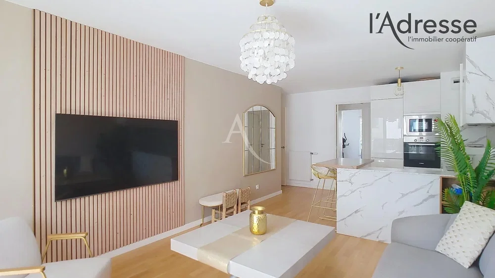 Salon; style moderne, parquet, lumière naturelle, rénové