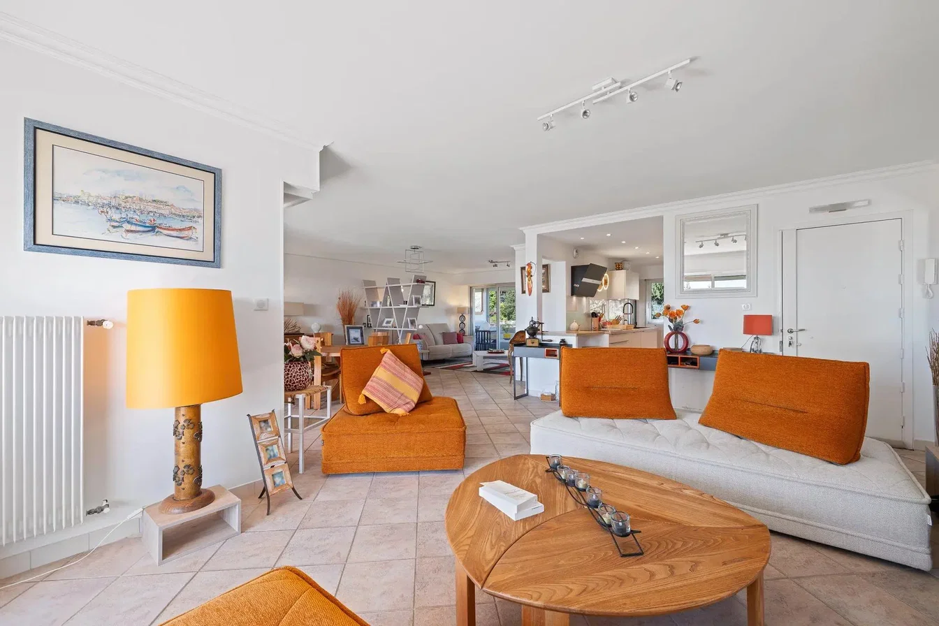 Oturma odası; doğal ışık, modern stil