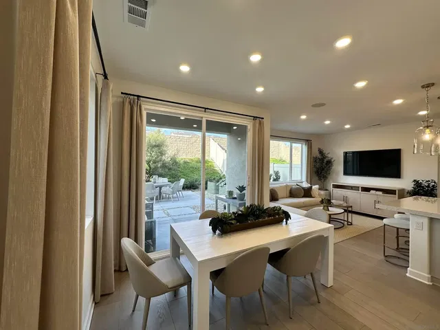 Salón; luz natural, estilo moderno, suelo de madera