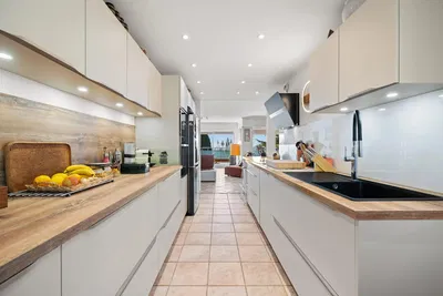 Mutfak; mutfak aletleri, fayans zemin, doğal ışık, modern stil