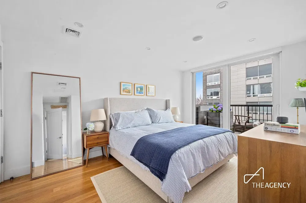 Yatak odası; ahşap zemin, doğal ışık, modern stil