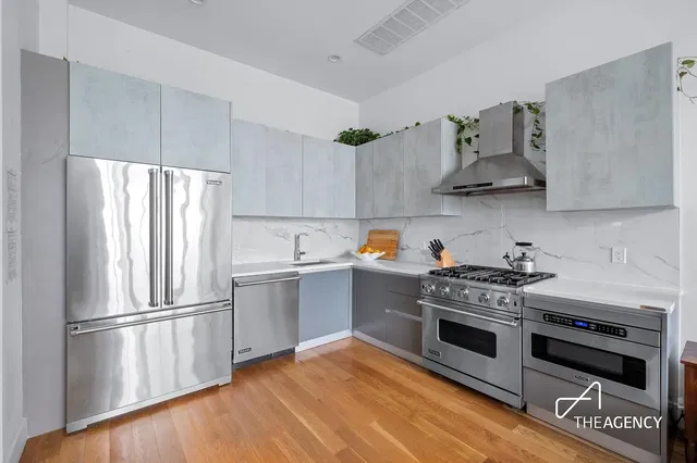 Cuisine; électroménager, parquet, lumière naturelle, style moderne, rénové