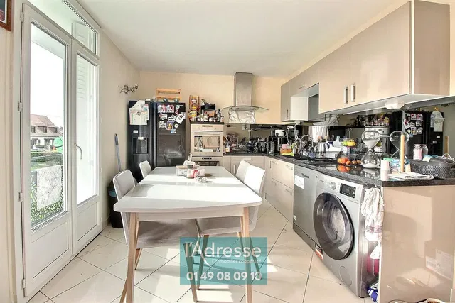 Cuisine; électroménager, carrelage, lumière naturelle, style moderne