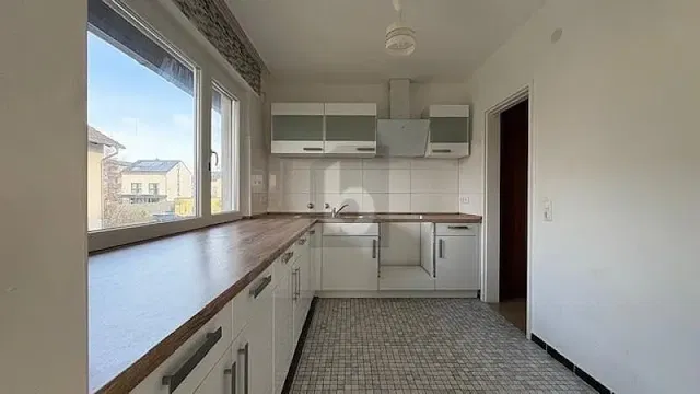 Кухиња; поглед, плочице, природно светло