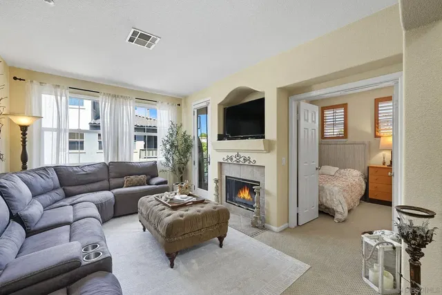 Salon; cheminée, lumière naturelle