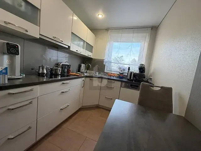 Кухиња; кухињски апарати, плочице, природно светло, модерни стил