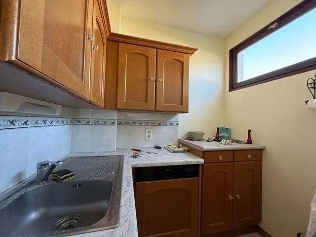 Cuisine; carrelage, nécessite rénovation, lumière naturelle, électroménager