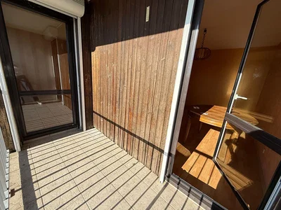 Balkon; fayans zemin, doğal ışık