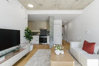 Soggiorno; luce naturale, stile moderno, pavimento in legno