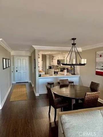 Salón; luz natural, suelo de madera, estilo moderno