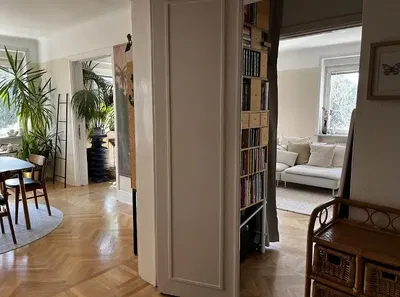 Wohnzimmer; holzboden, tageslicht, rustikaler stil