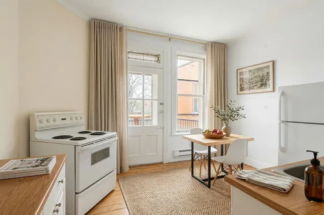 Cocina; electrodomésticos, suelo de madera, luz natural, estilo moderno