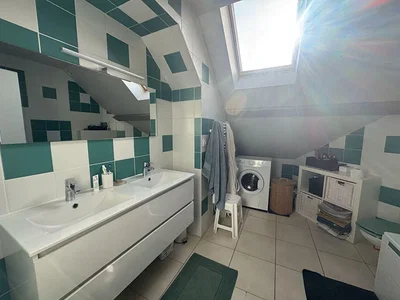 Banyo; fayans zemin, doğal ışık
