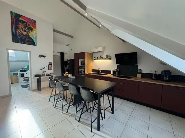 Cuisine; carrelage, électroménager, lumière naturelle