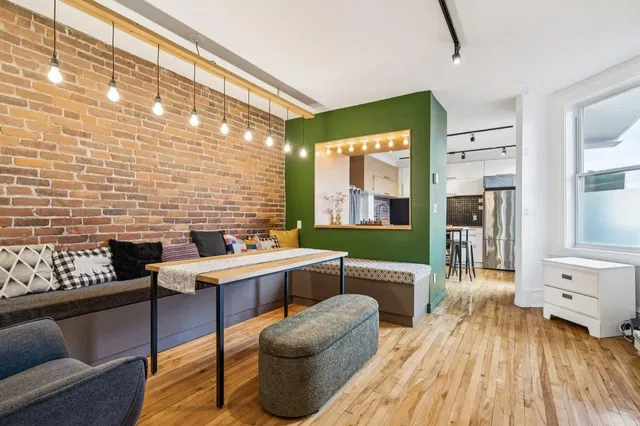 Woonkamer; houten vloer, natuurlijk licht, moderne stijl