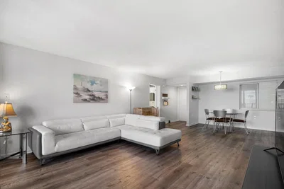 Obývací pokoj; moderní styl, dřevěná podlaha, přirozené světlo