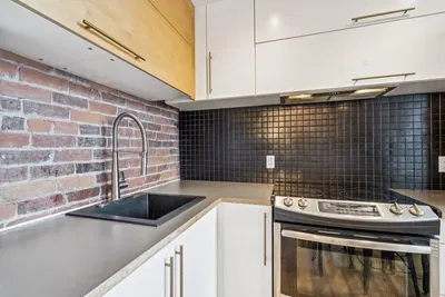 Кухиња; кухињски апарати, реновиран, природно светло, модерни стил