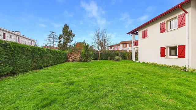 Maison et environs; vue, lumière naturelle